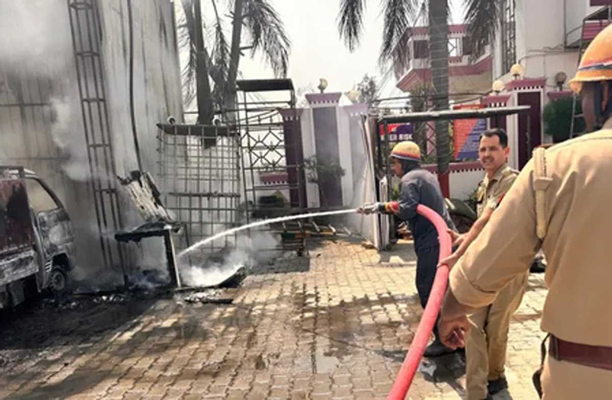 गाजियाबाद : राजबाग मेट्रो स्टेशन के पास ट्रकों में लगी भीषण आग, दमकल विभाग ने पाया काबू